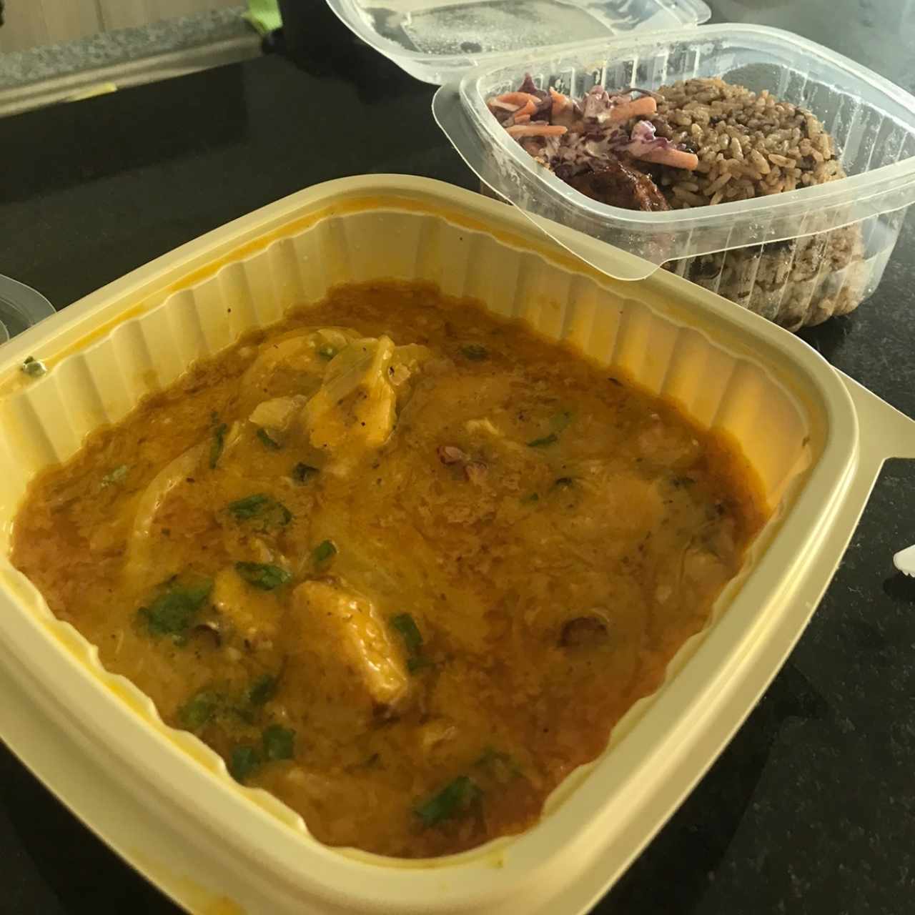 Pulpo al curry con Arroz con frijoles y coco