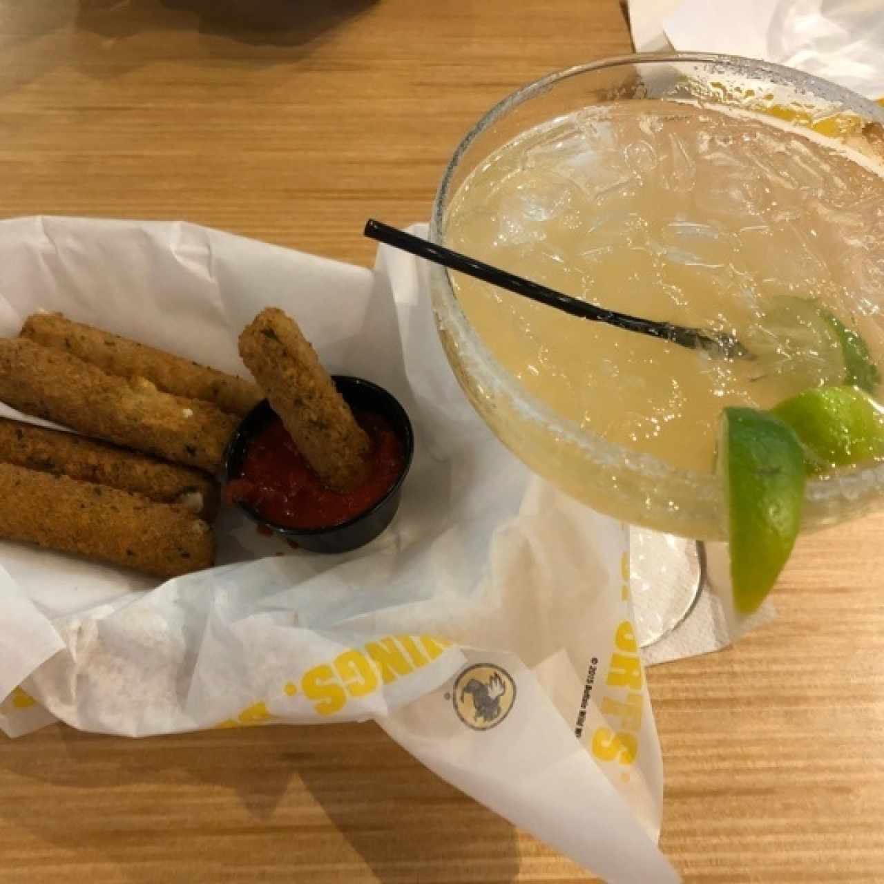 mozzarella sticks y margarita de la casa