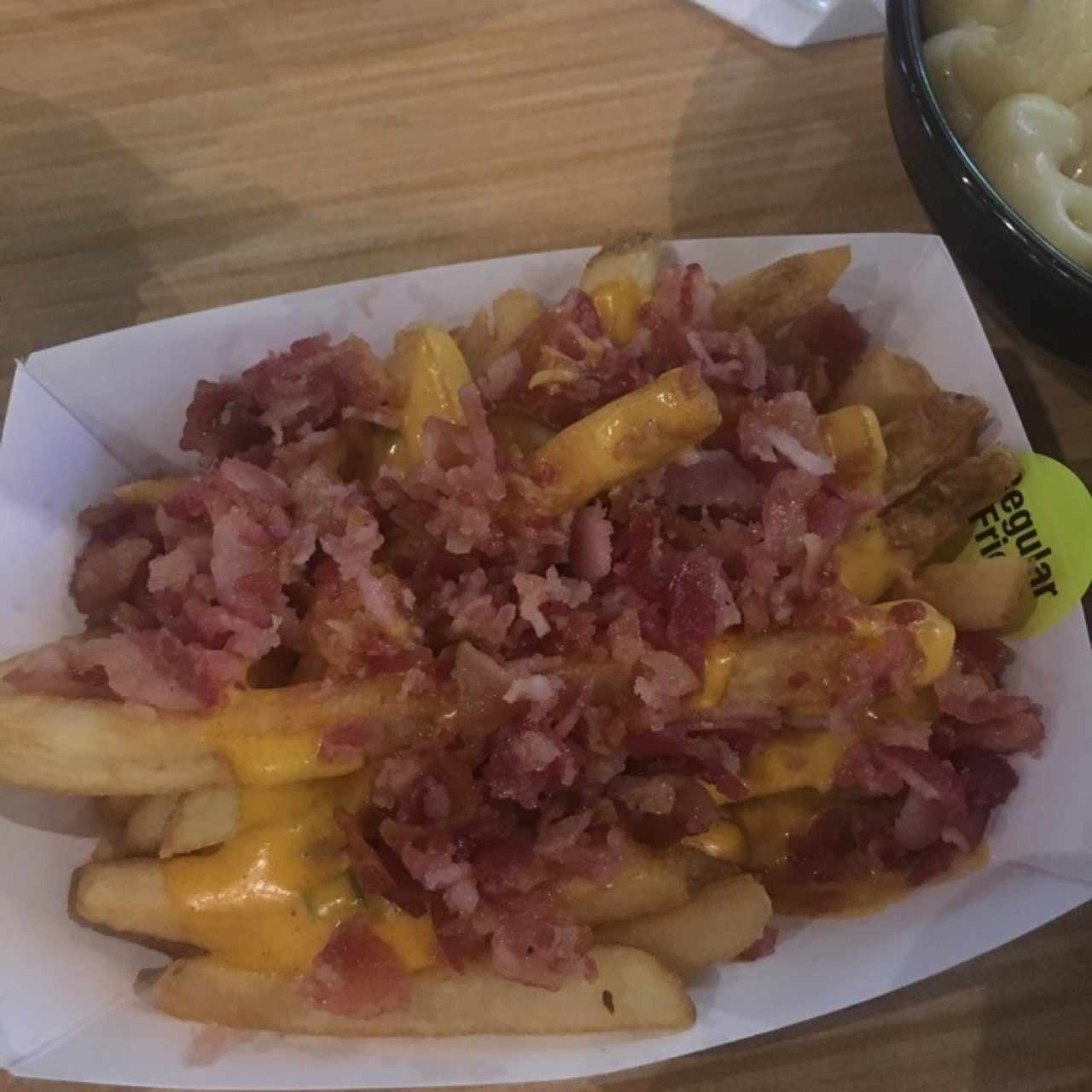 Papitas fritas con queso y tocino