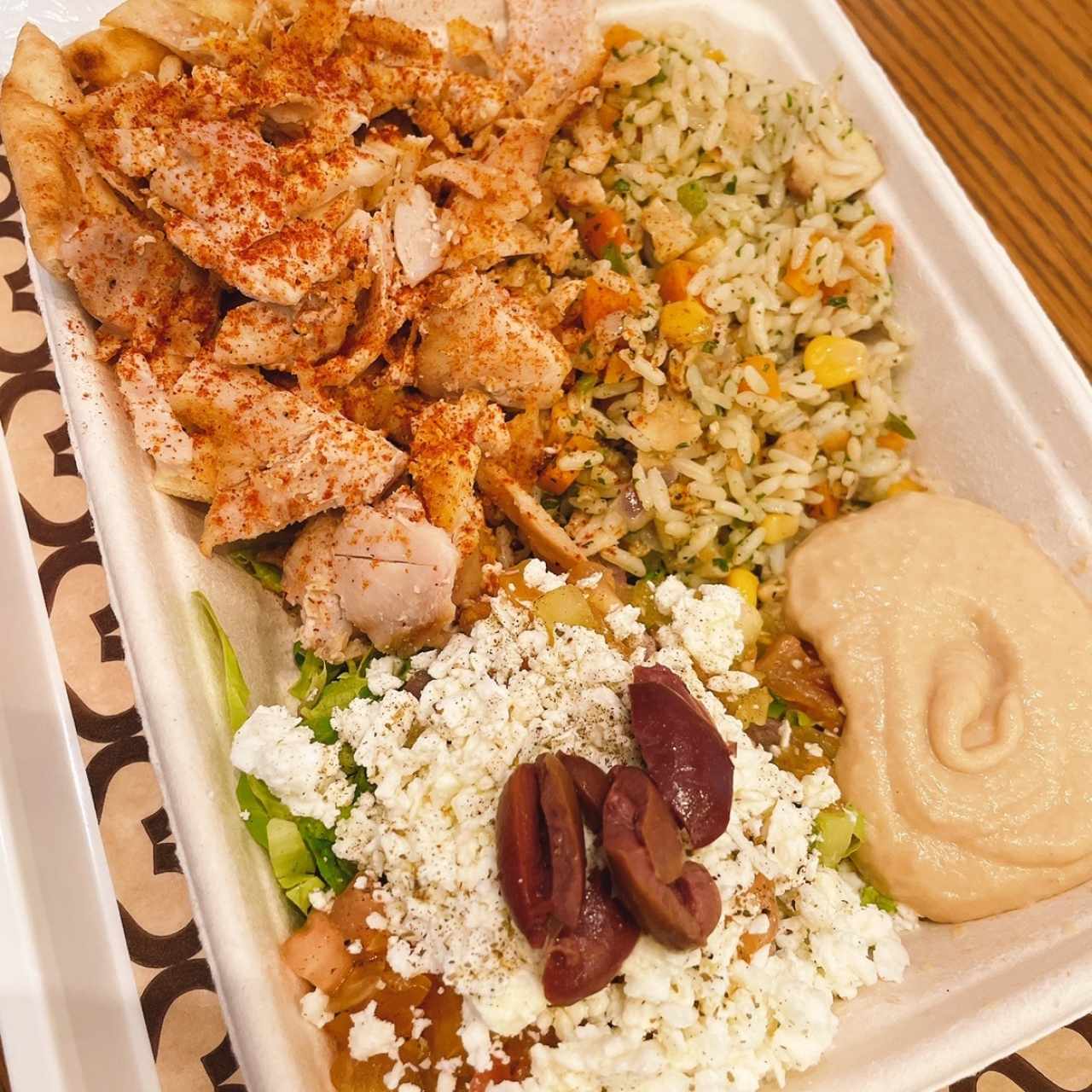 Platter de Puerco, arroz, ensalada griega, hummus