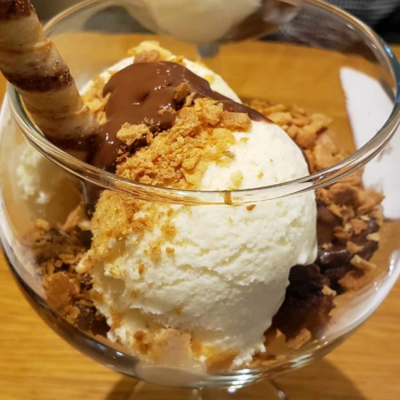 helado más topping de nutella y pirulín