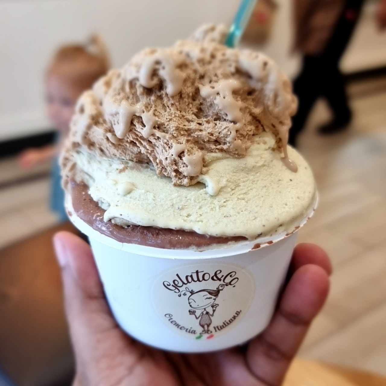 gelato de café, pistacho y chocolate amargo