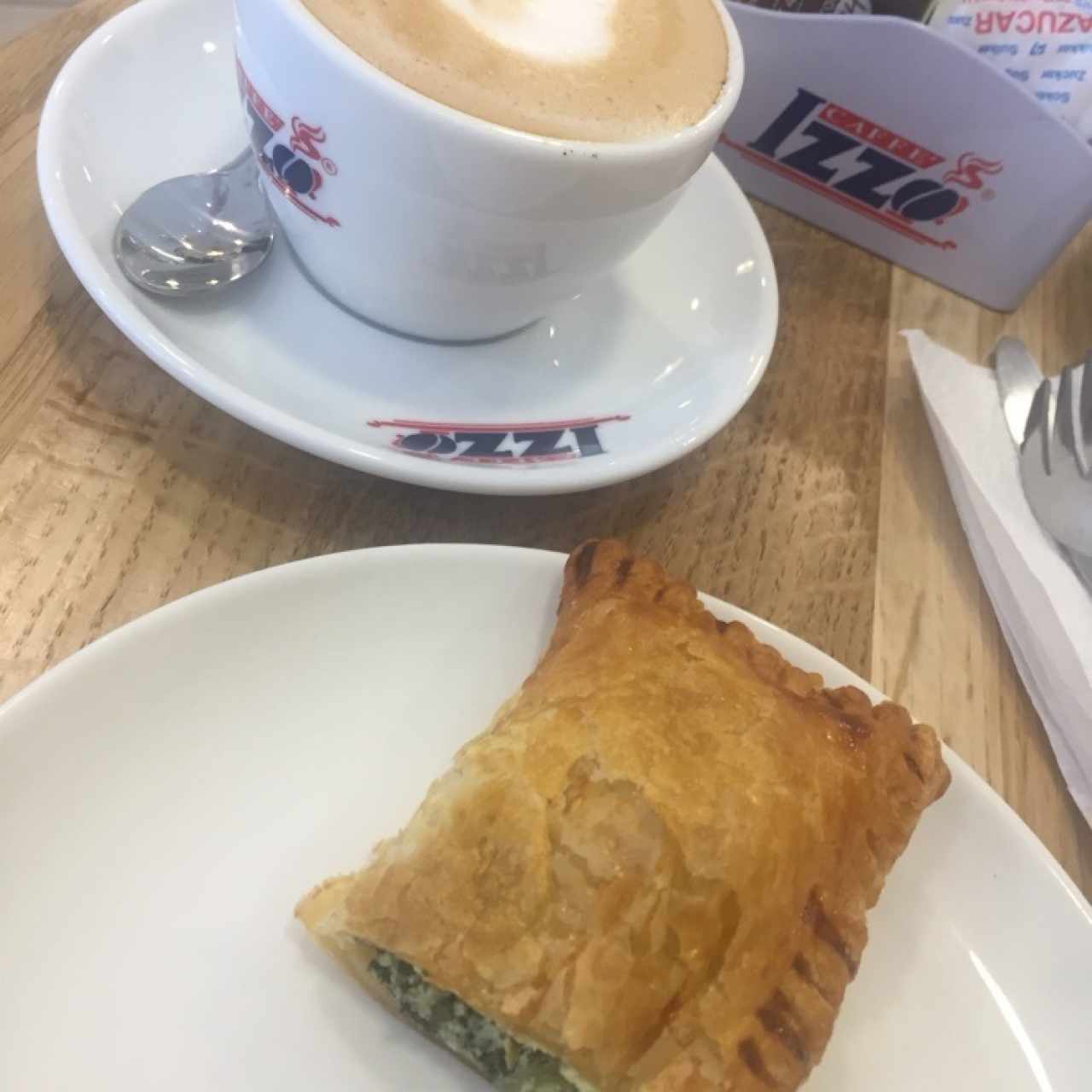 El mejor café y pastelito de espinacas, con quesos (no se los diré para que vayan a probarlo) y el lugar super agradable e impecable!!!! 