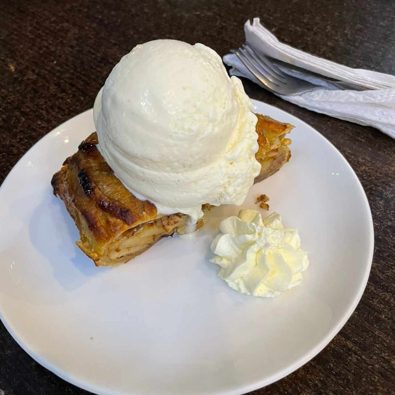 Strudel de manzana con helado