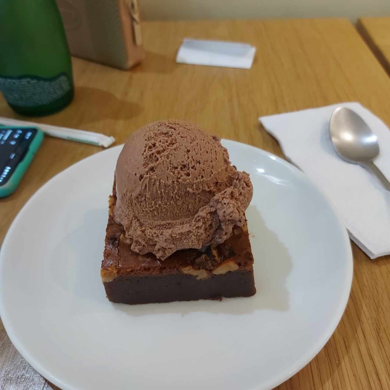 brownie con helado de rocher