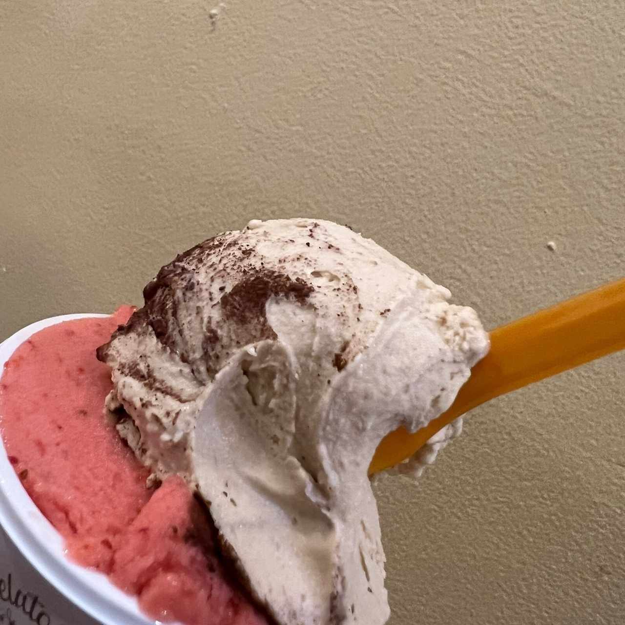 Helado de fresa y tiramisú