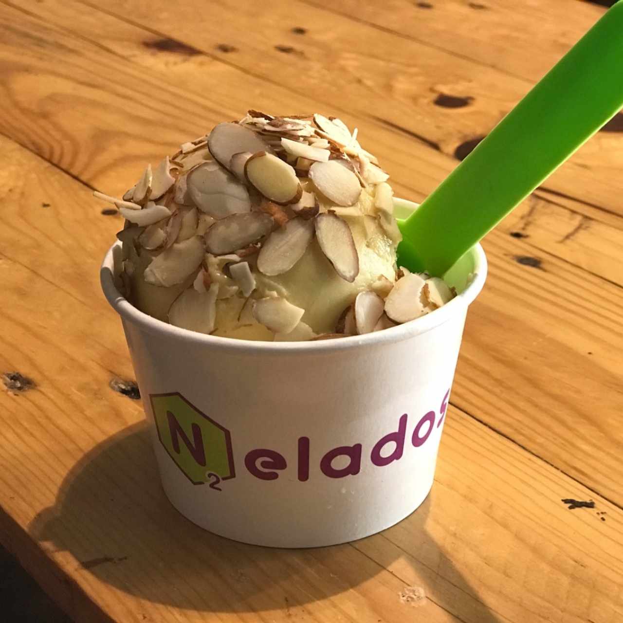 Helado con base de leche de Almendras + Mango + Maracuyá con topping de Almendras