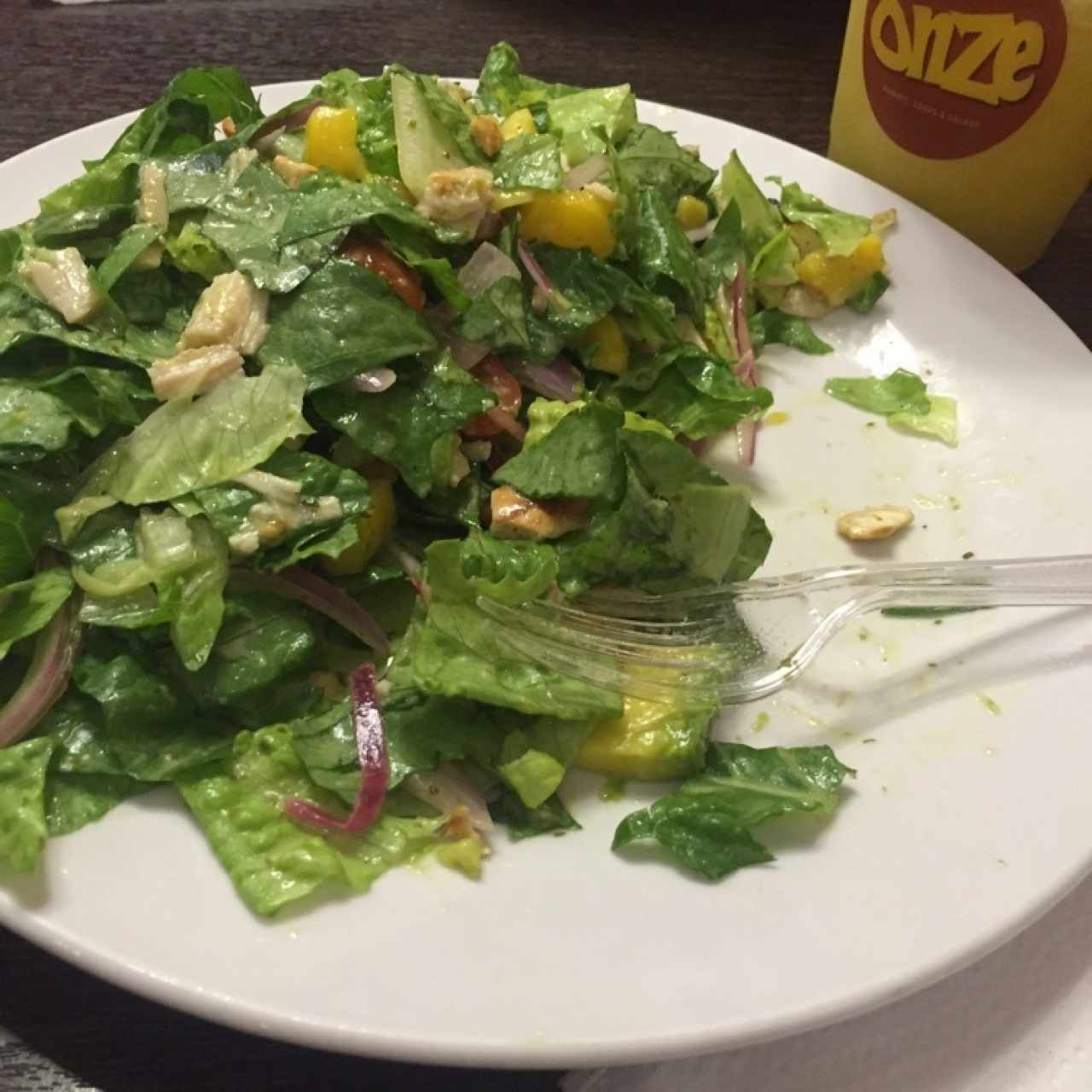 ensalada con mango, pepitas de marañon, cebolladanlorada y pollo