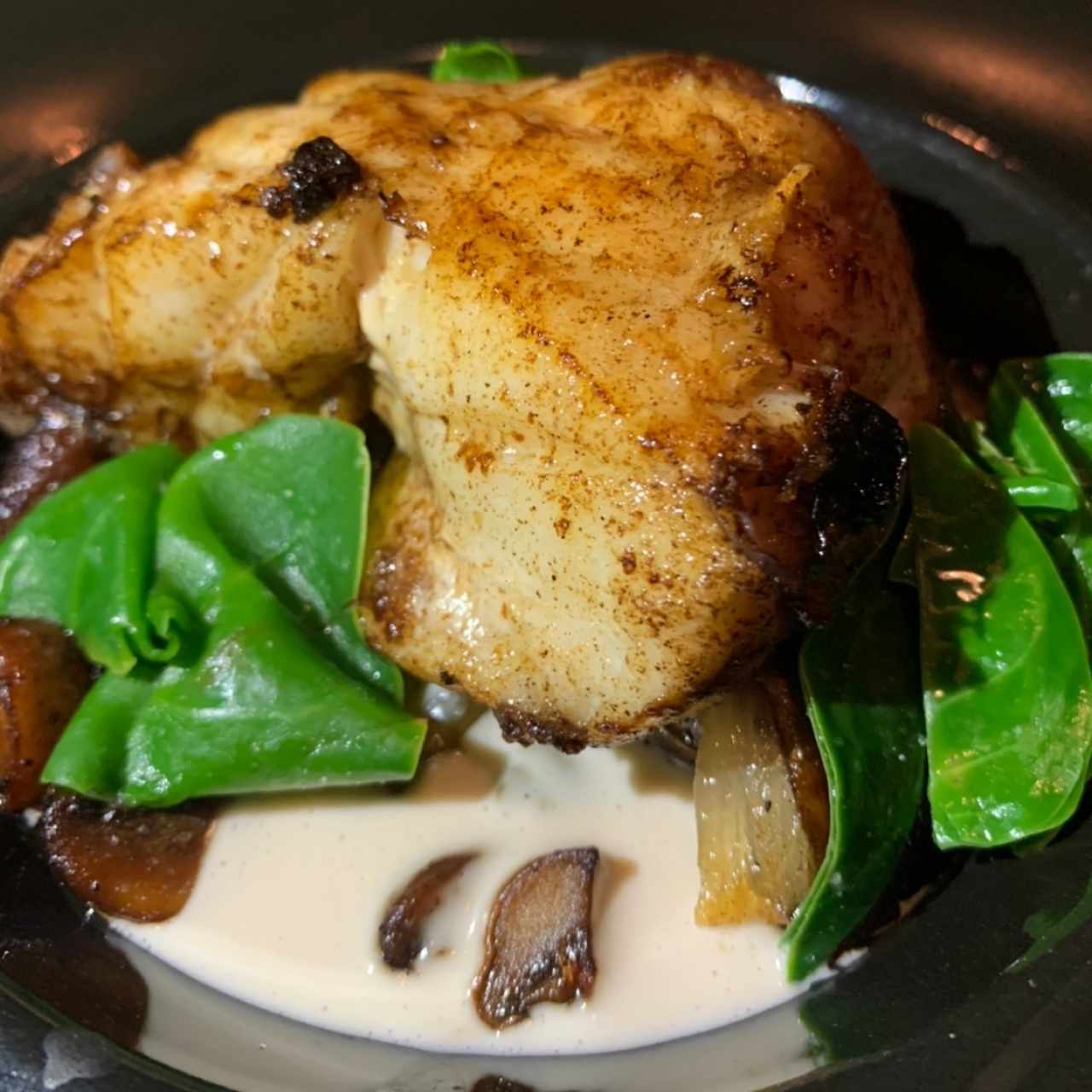 DEL MAR - MERO L'ANCIENNE cocido en Mantequill Avellanda, tocineta, shallots caramelizados, Salsa Beurre Blanc, y Jus de Pollo