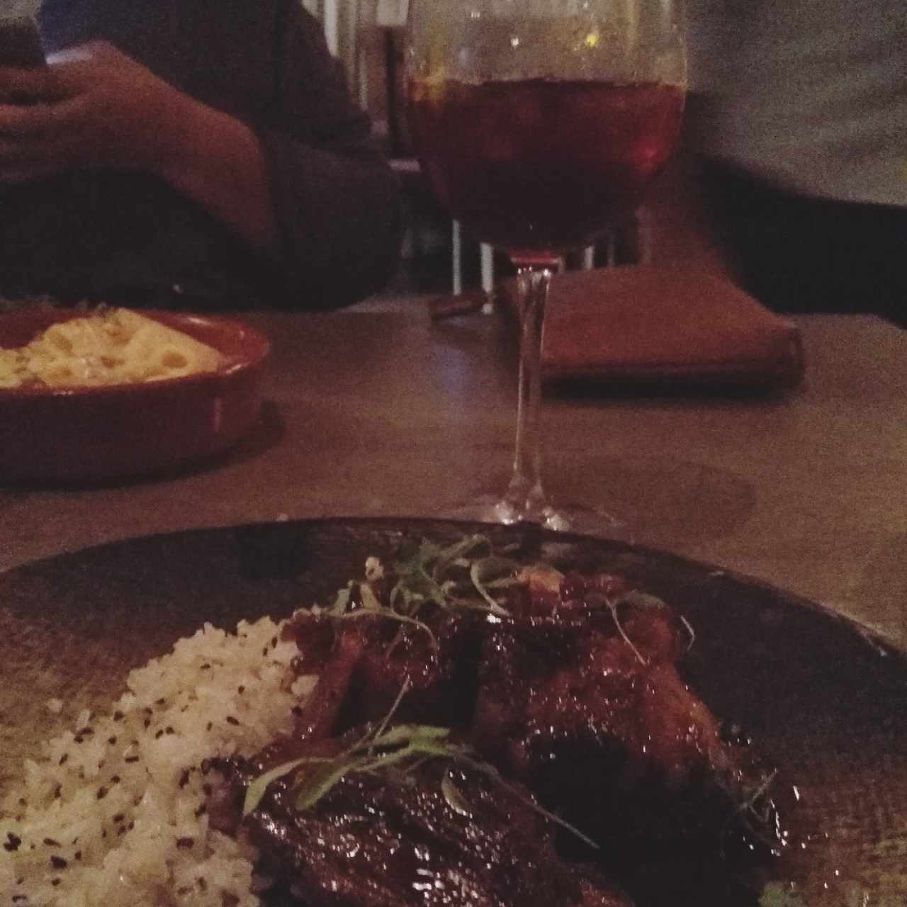 Costilla de cerdo con salsa teriyaki de maracuya y arroz con jengibre. Copa de sangría