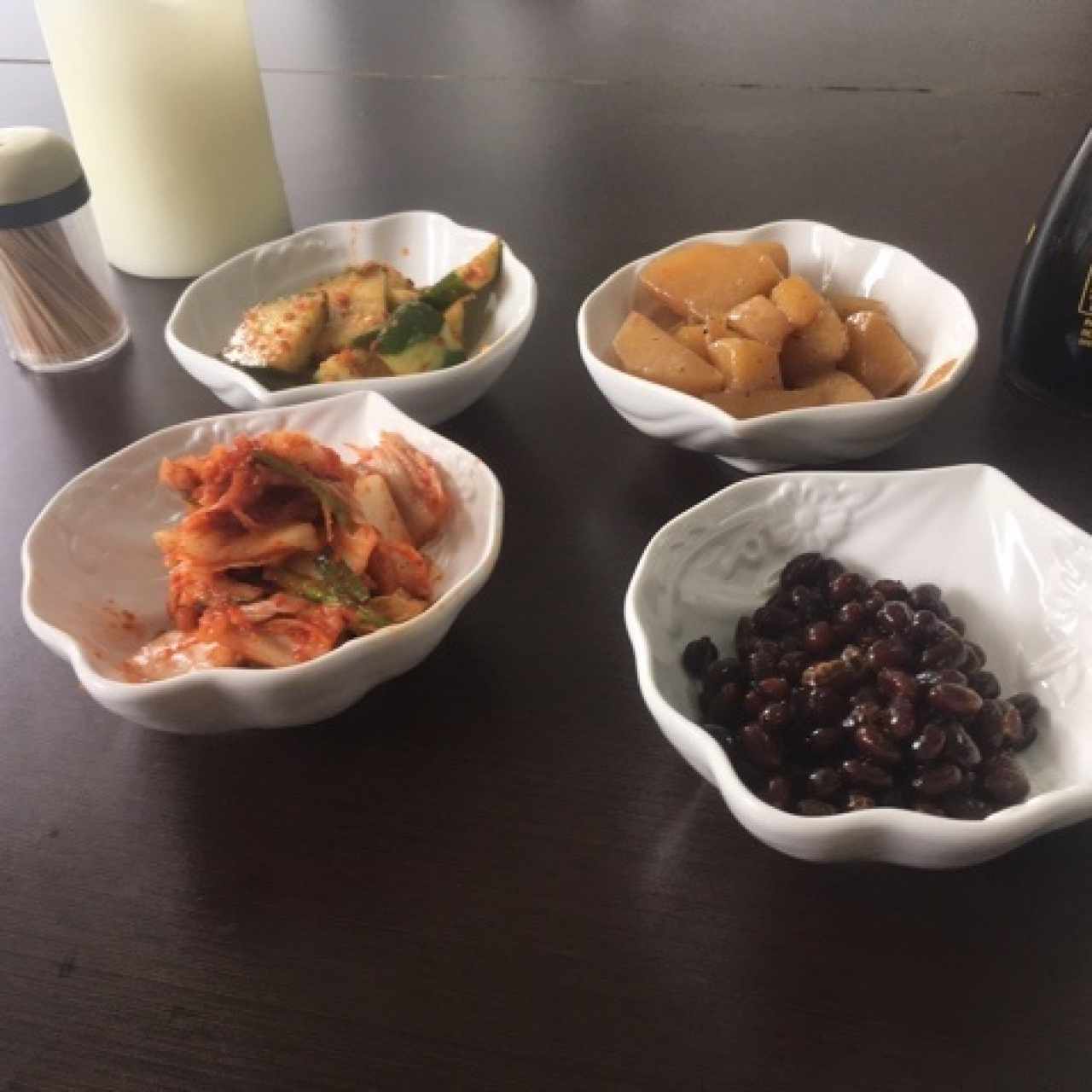 Kimchi, frijoles, pepino y papas