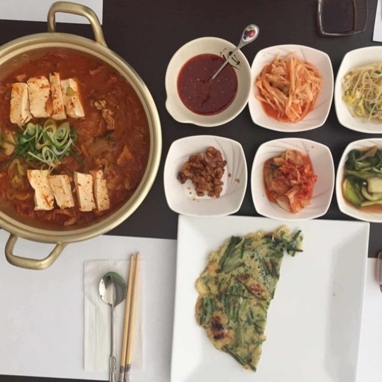 sopa de tofu con los sides coreanos