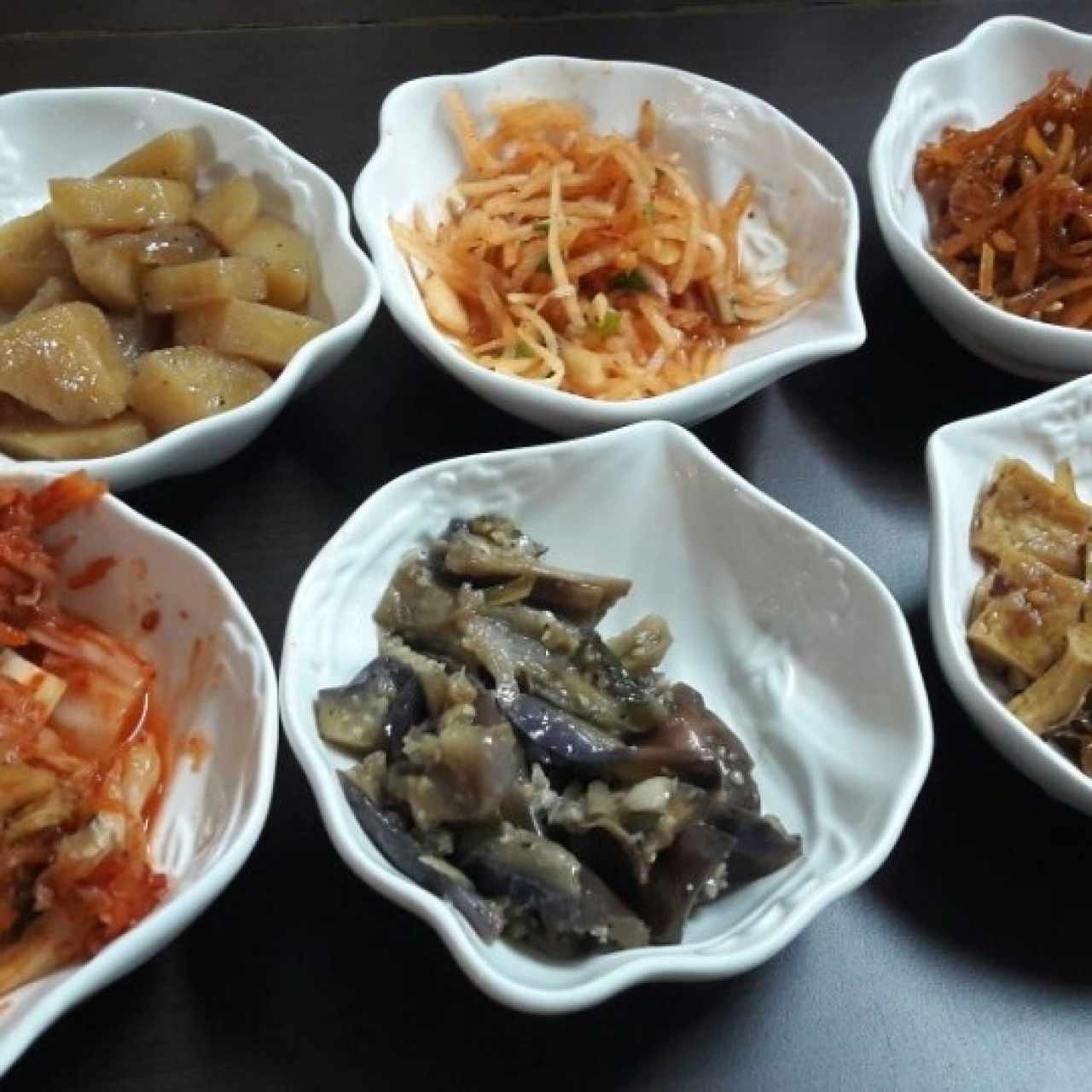 Kimchi, berenjenas, pescado, papas, rabanos y calamar dulce.