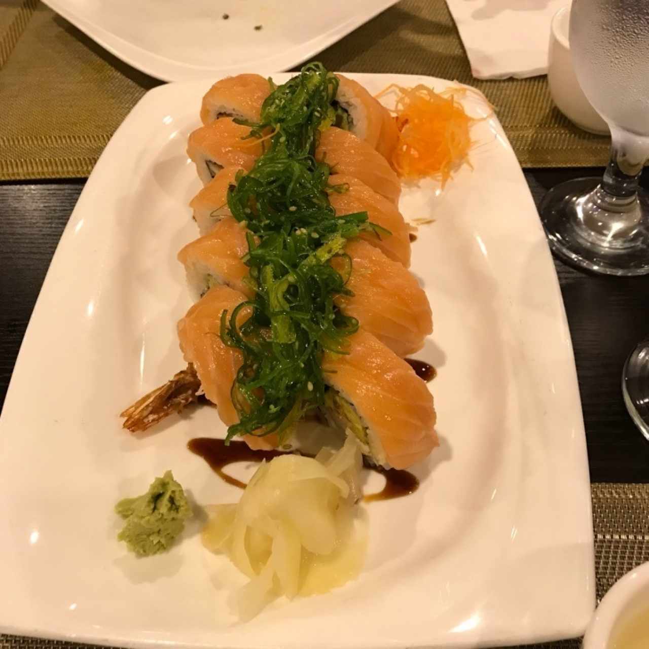 sushi de salmon con camarones