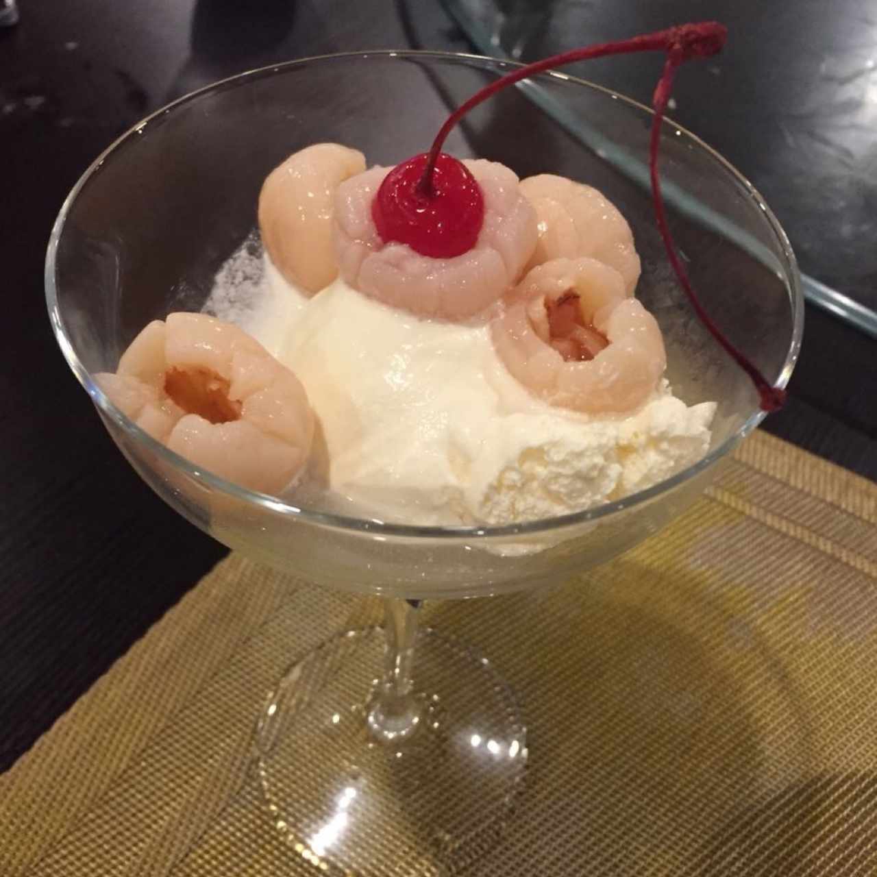 vanila icecream with lichi