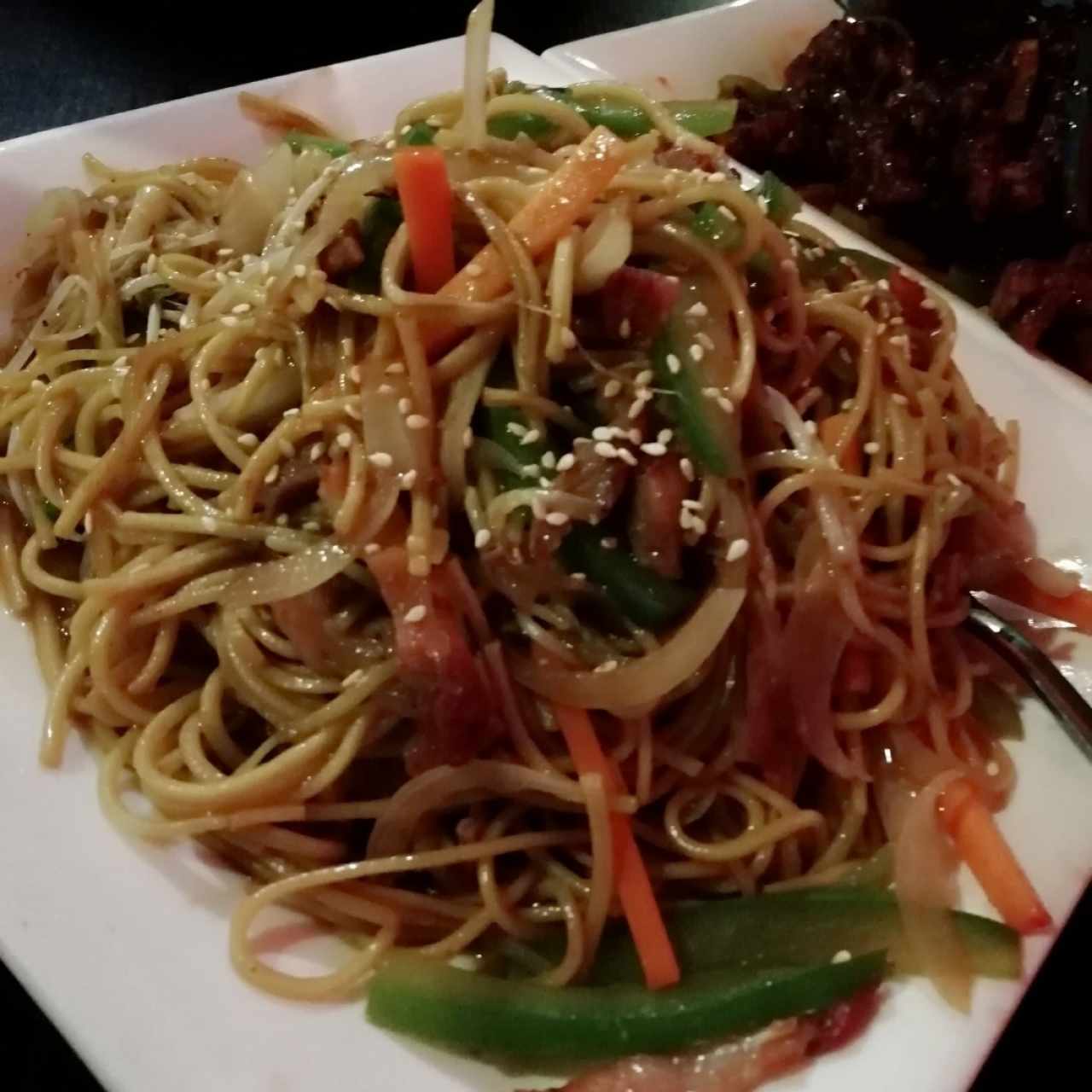 Chow Mein con puerco asado