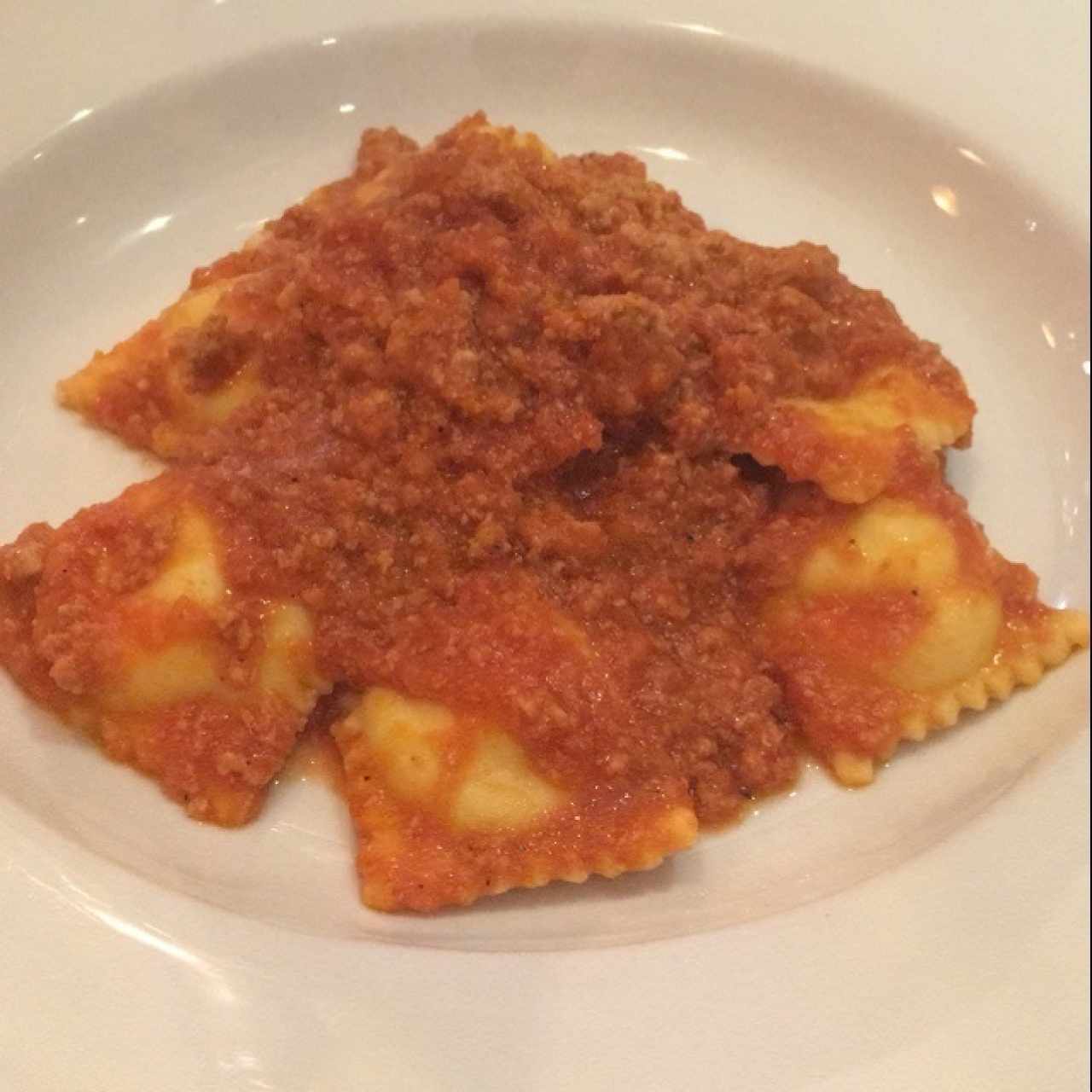 ravioli de ricotta y parmegiano a la bolognesa