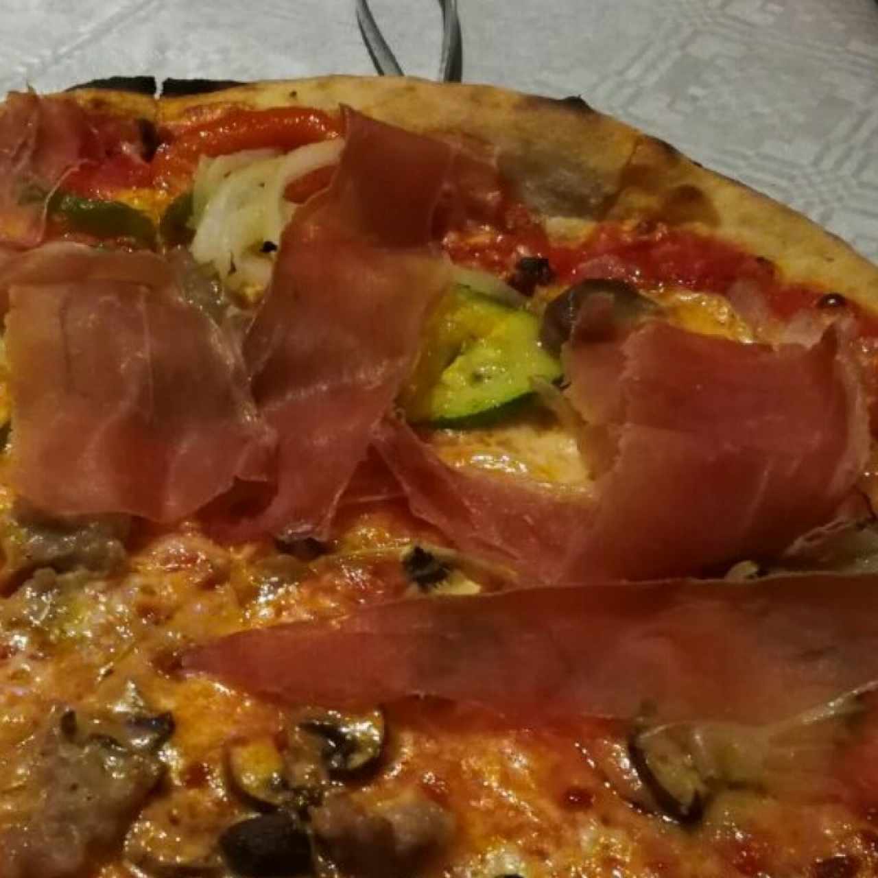 Pizza vegetariana con jamón