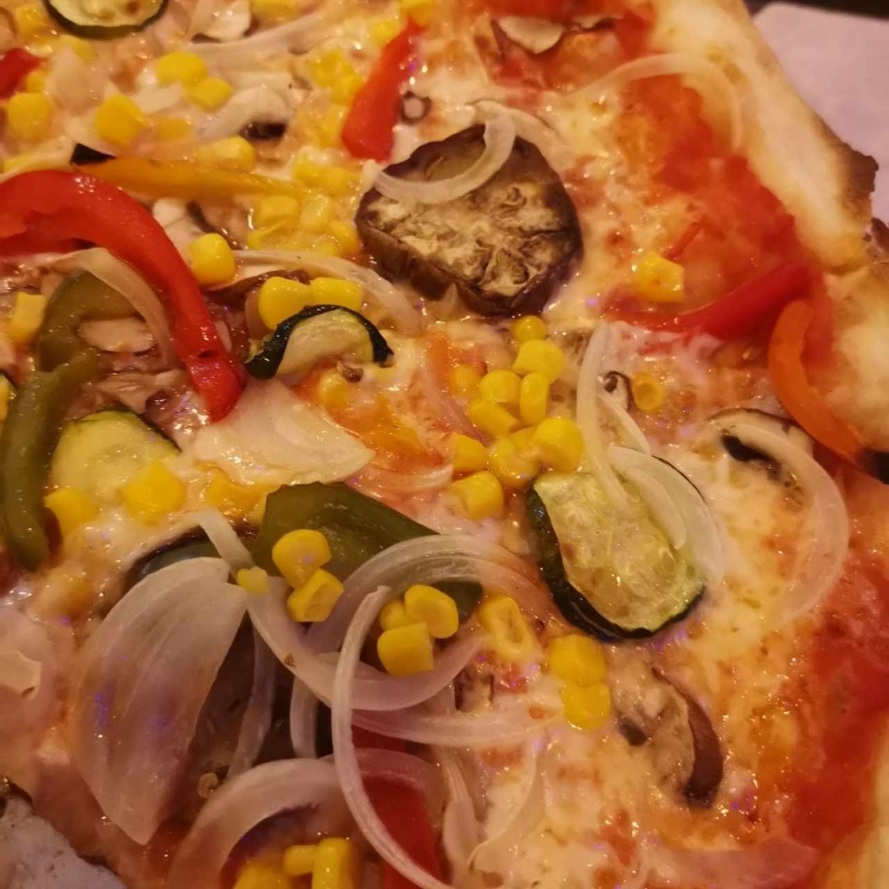 Pizza Vegetariana (con extra de maíz y champiñones)