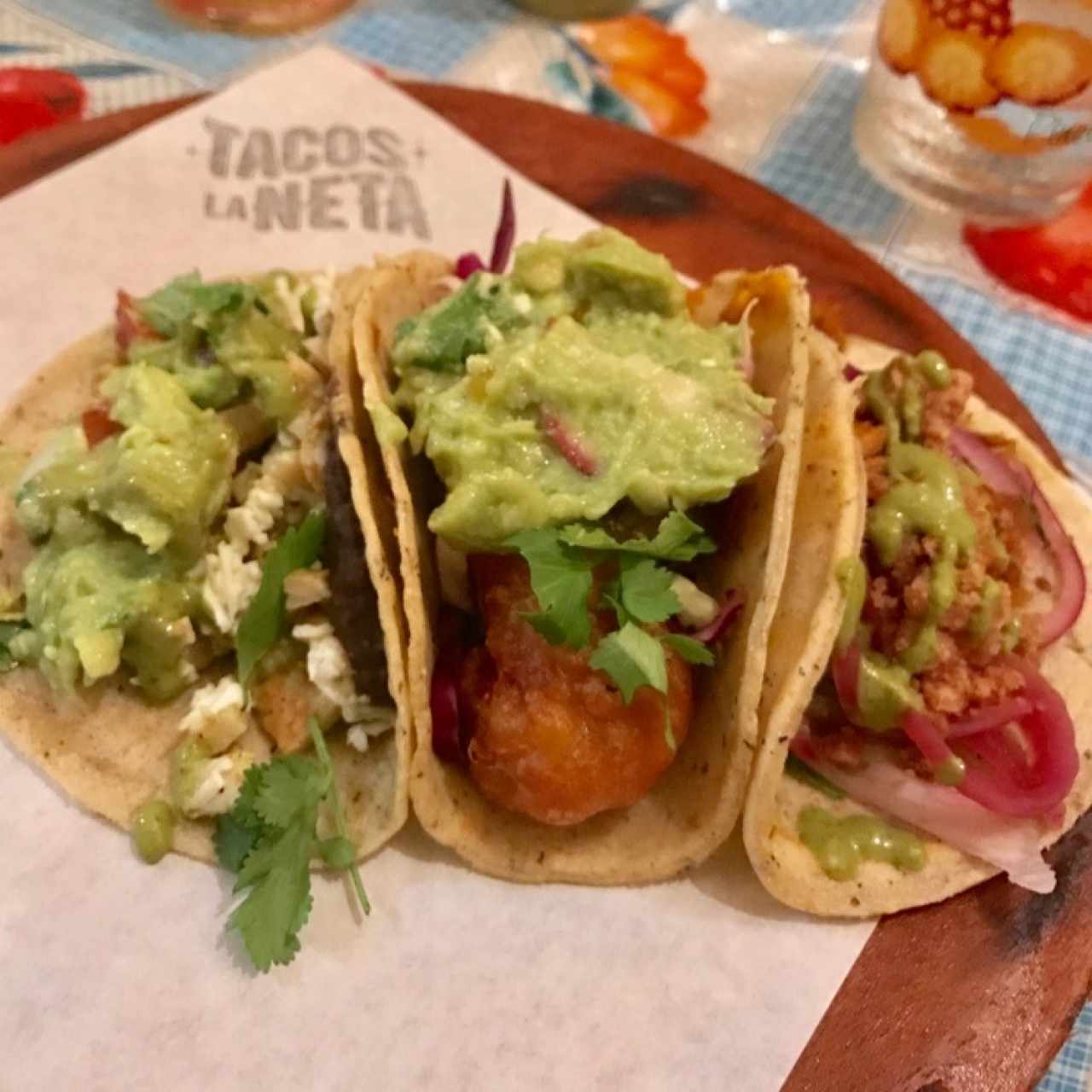 Tacos de pescado, pollo y chicharrón