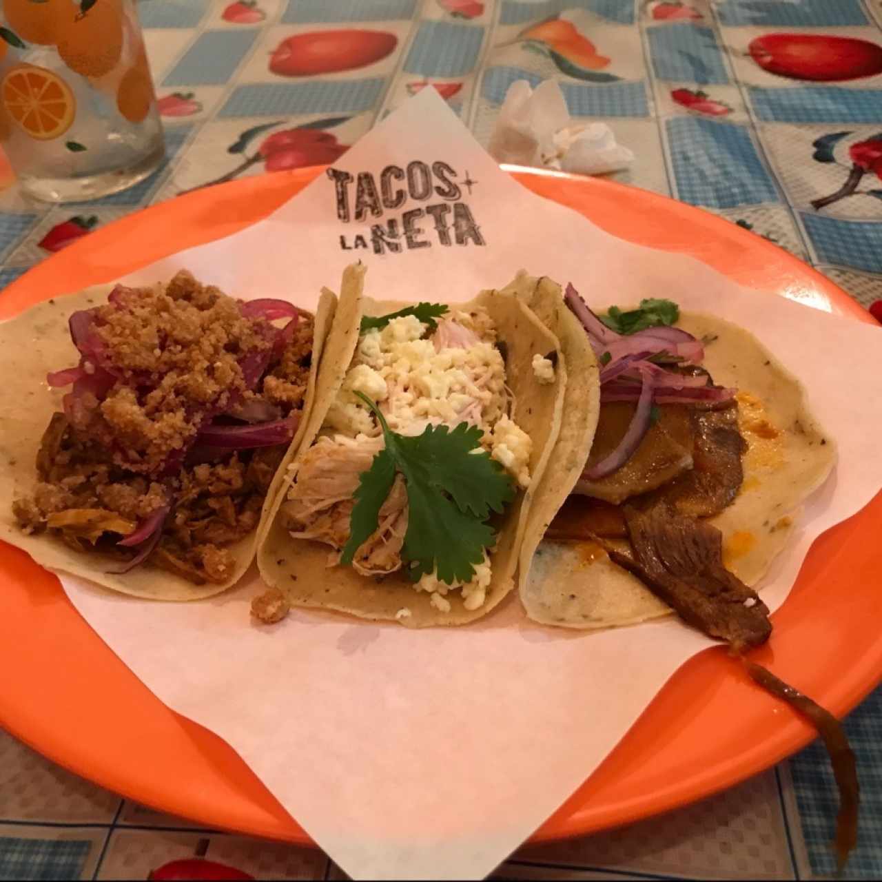 taco de lengua pollo y chicharron