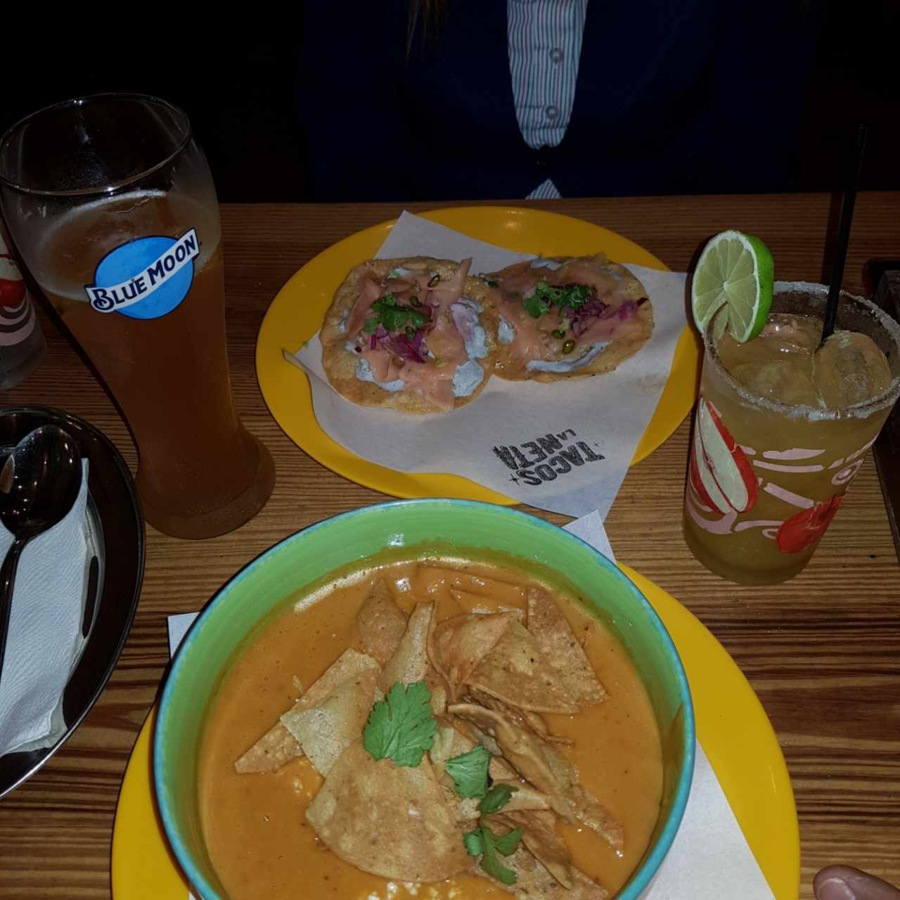 sopa de tortillas y tostadas de salmon