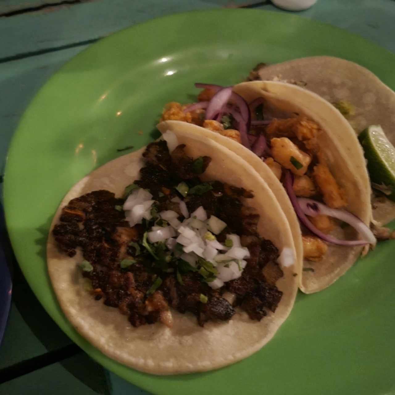 Tacos de calamar, cochinilo y carnita