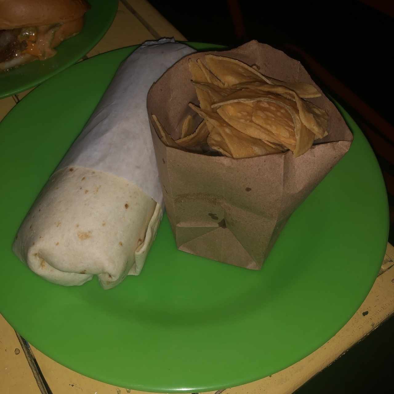 Burrito campechano acompañado de totopos