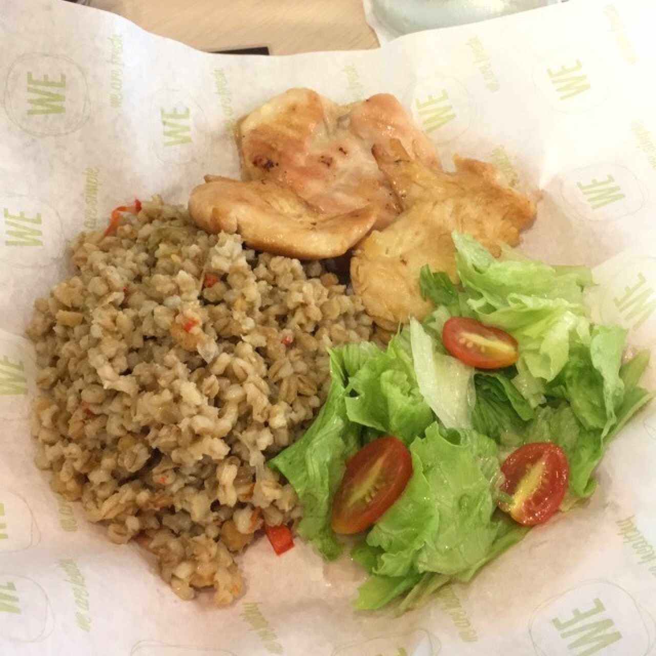 menu ejecutivo: quinoa, pollo a la plancha y ensalada