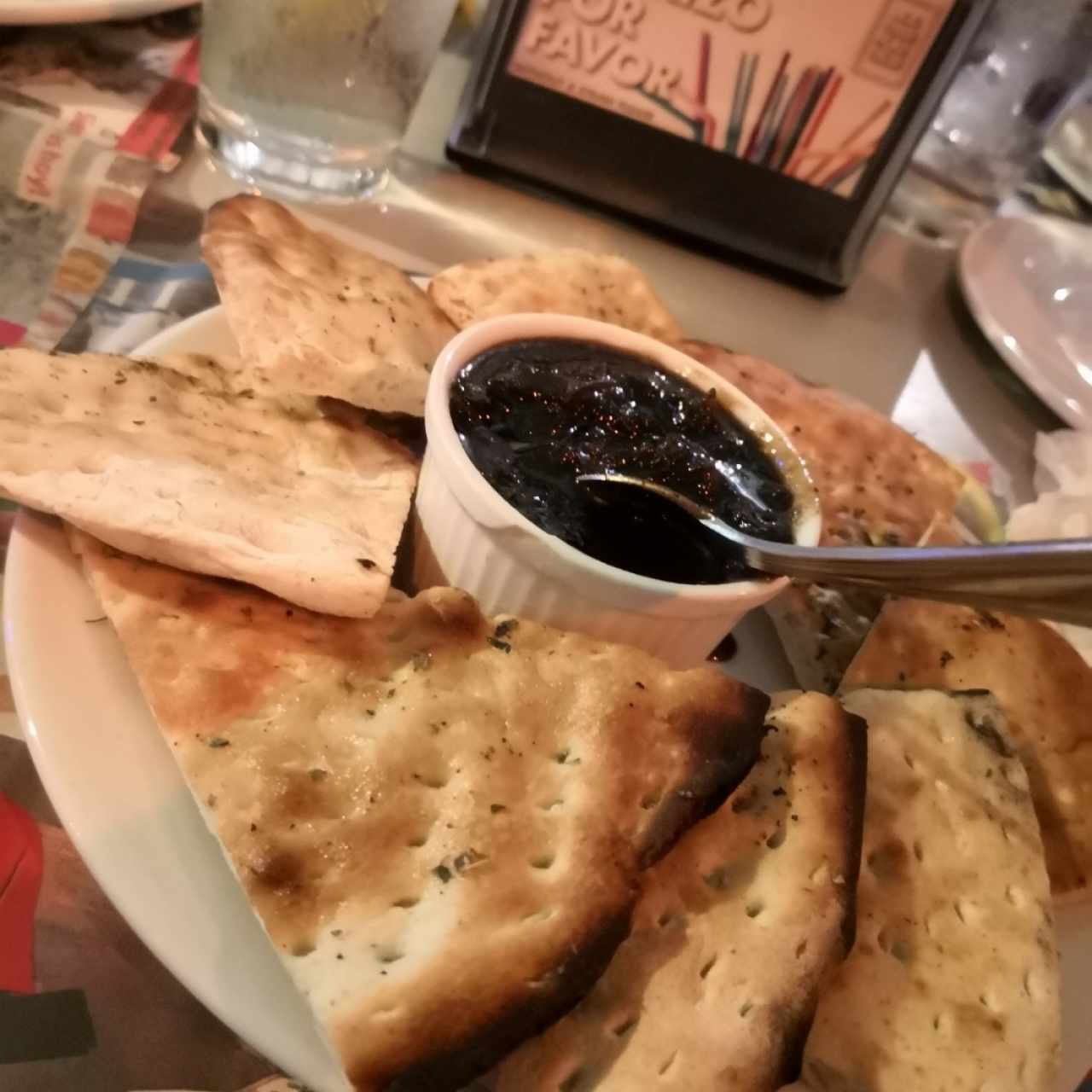 Mermelada picante de cebolla y queso crema con pan de la casa