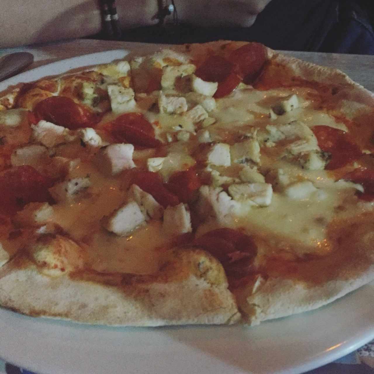 pizza de peperoni y pollo