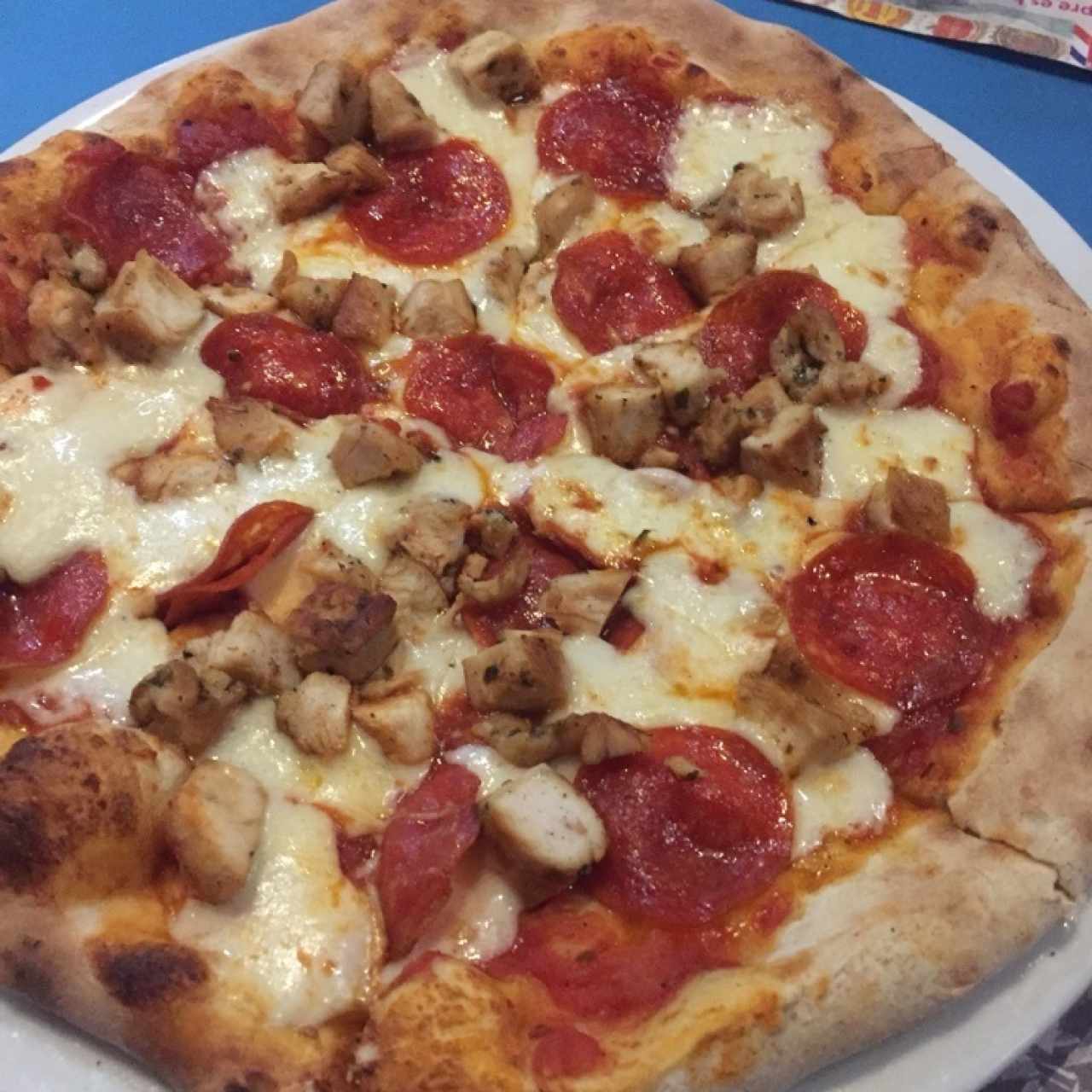Pizza pollo y Pepperoni 