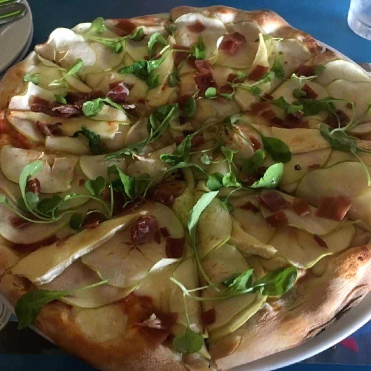 pizza de queso brie y manzanas