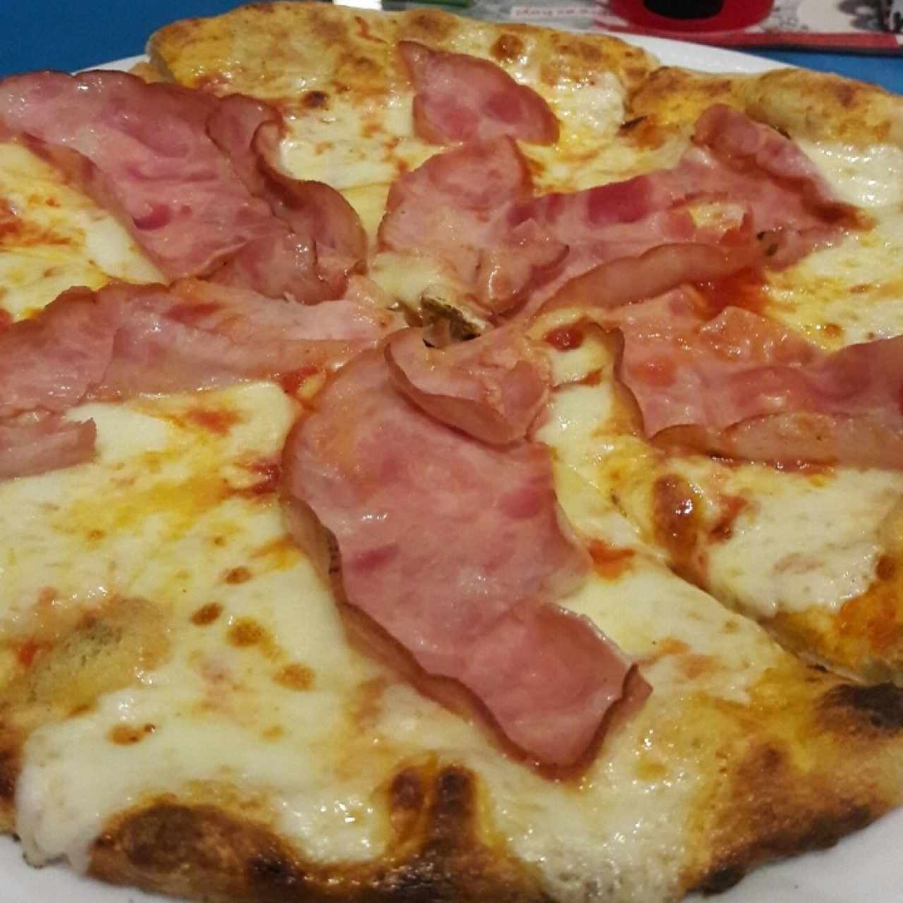 pizza clasica de jamón riquísima