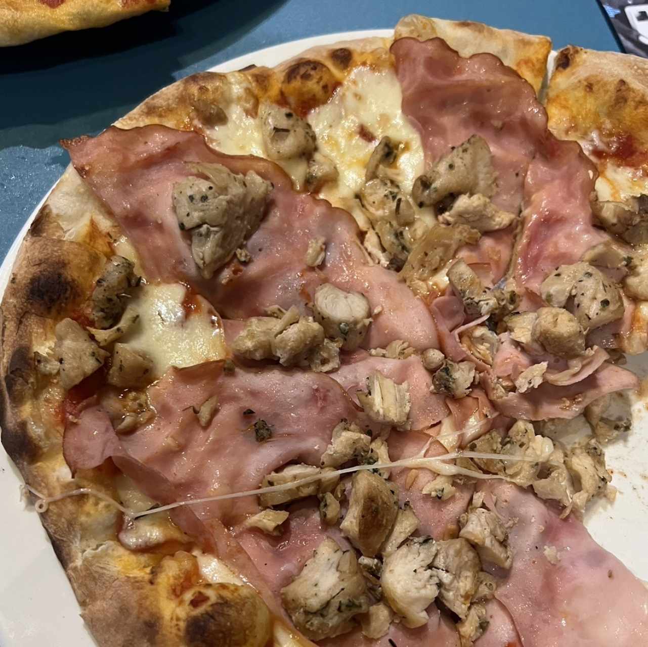 Pizza de jamon y pollo