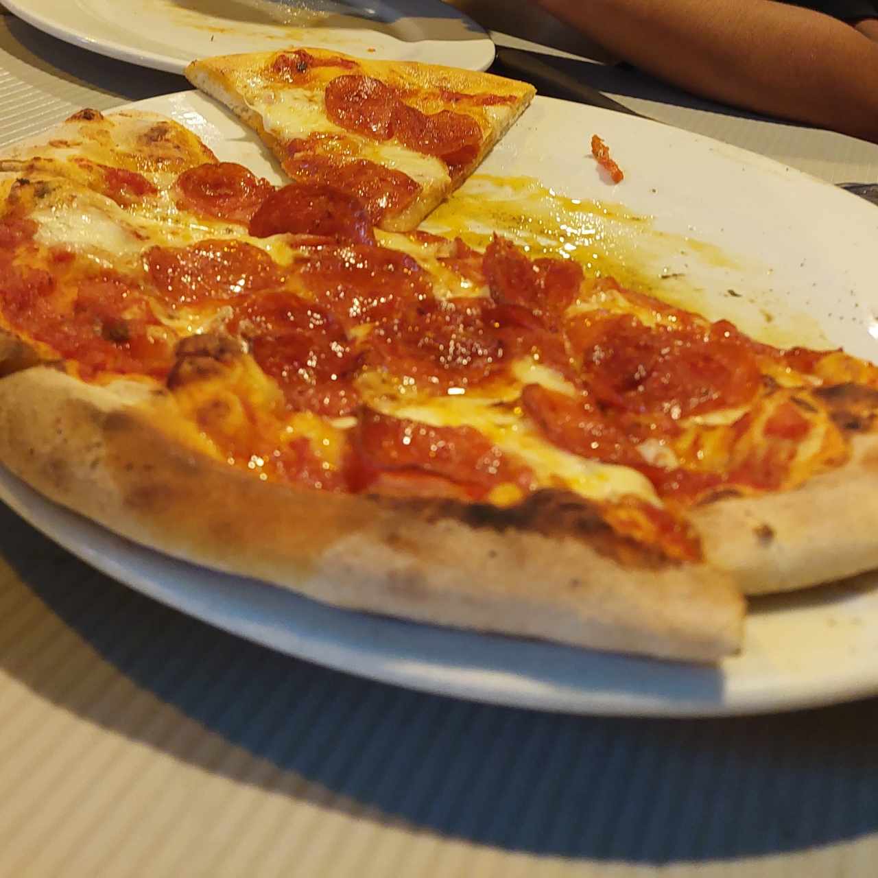 Una pizza de 8" (pepperoni, jamóm o queso)