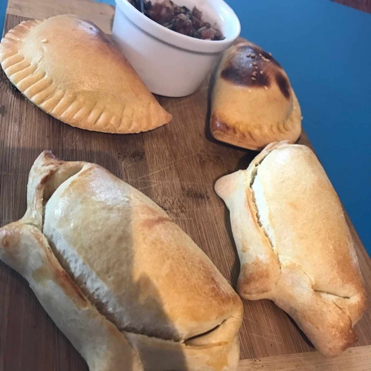 empanadas de carne y de queso con espinacas