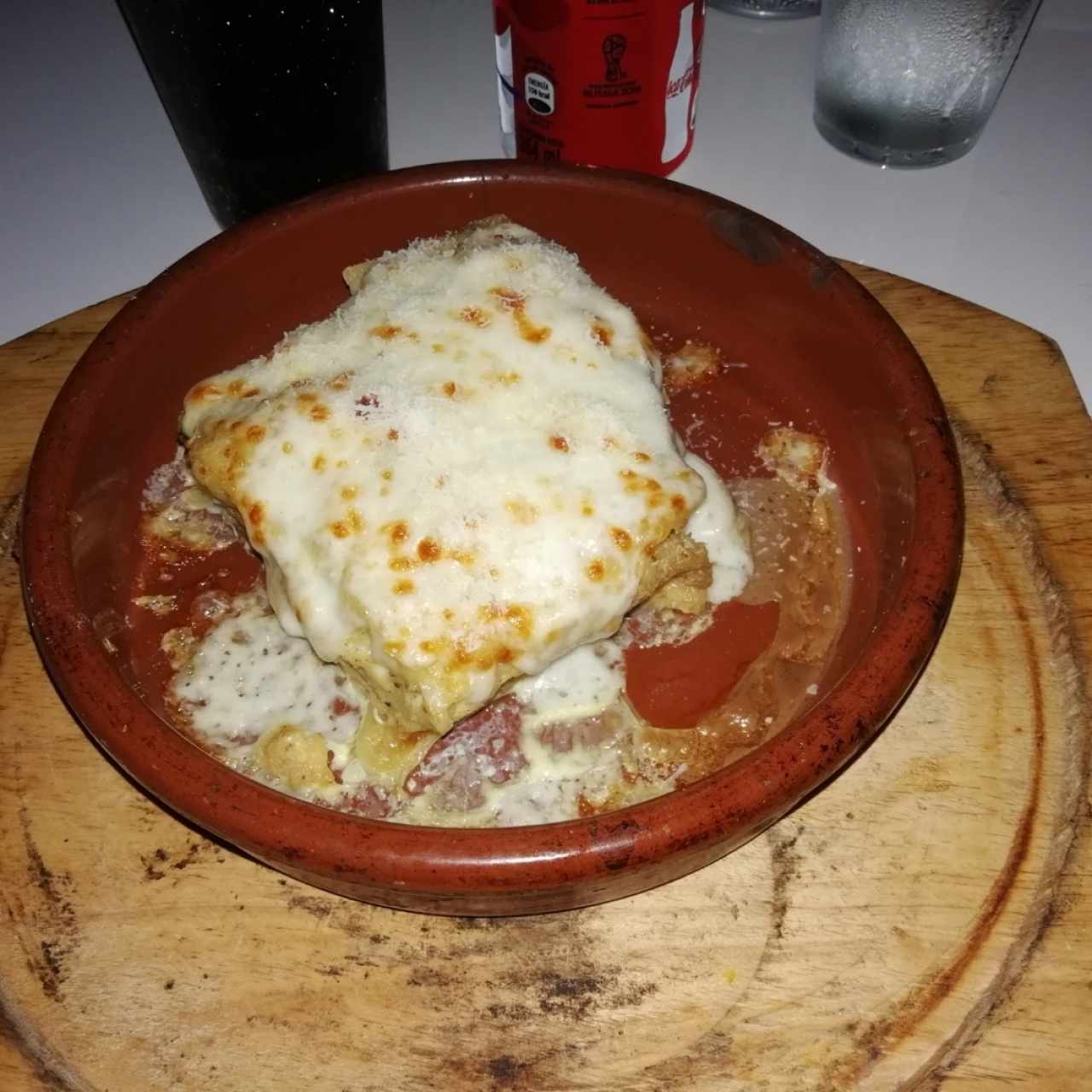 Lasagna de pollo gratinada en salsa Alfredo
