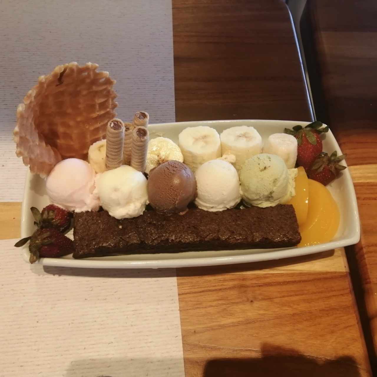 Fondue Crepes & Waffle con helado de almendra, vainilla, chicle, pistacho y chocolate.