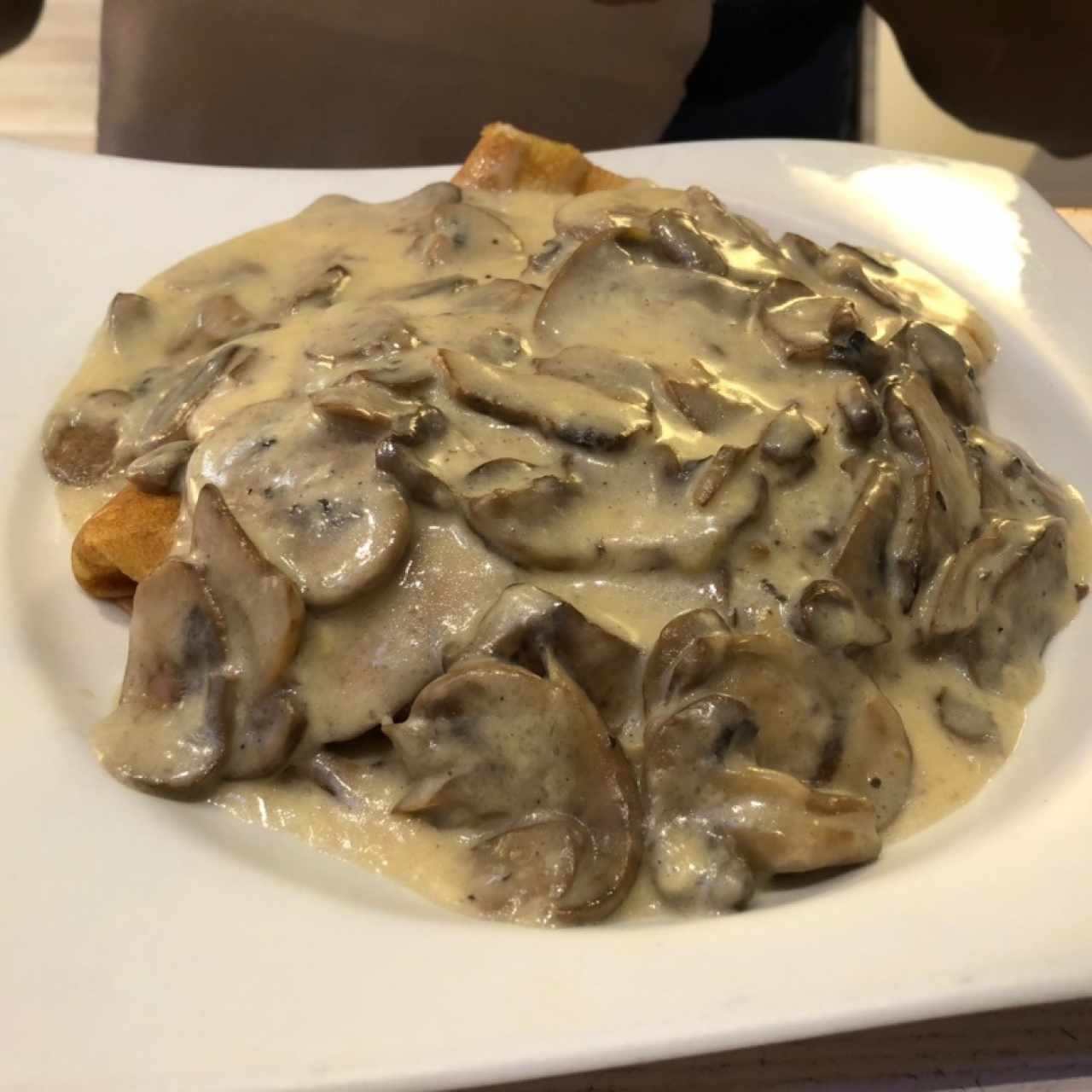 Crepe de pollo con hongos y queso