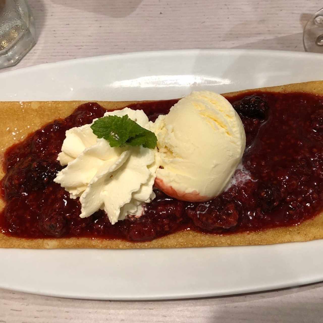 Crepe de Frutos del Bosque con Helado de Vainilla.