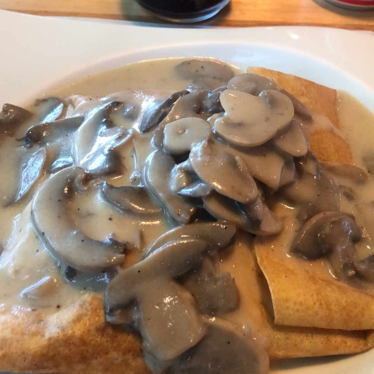crepa de pollo, queso mozarella y hongos