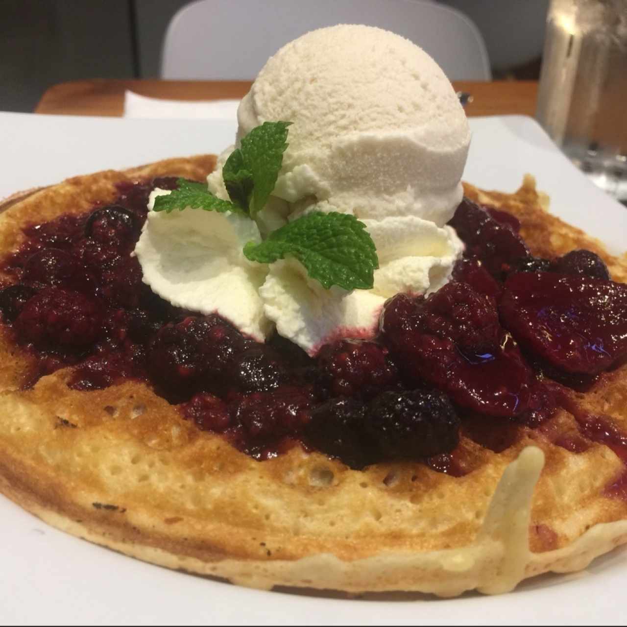 Waffle con frutos del bosque