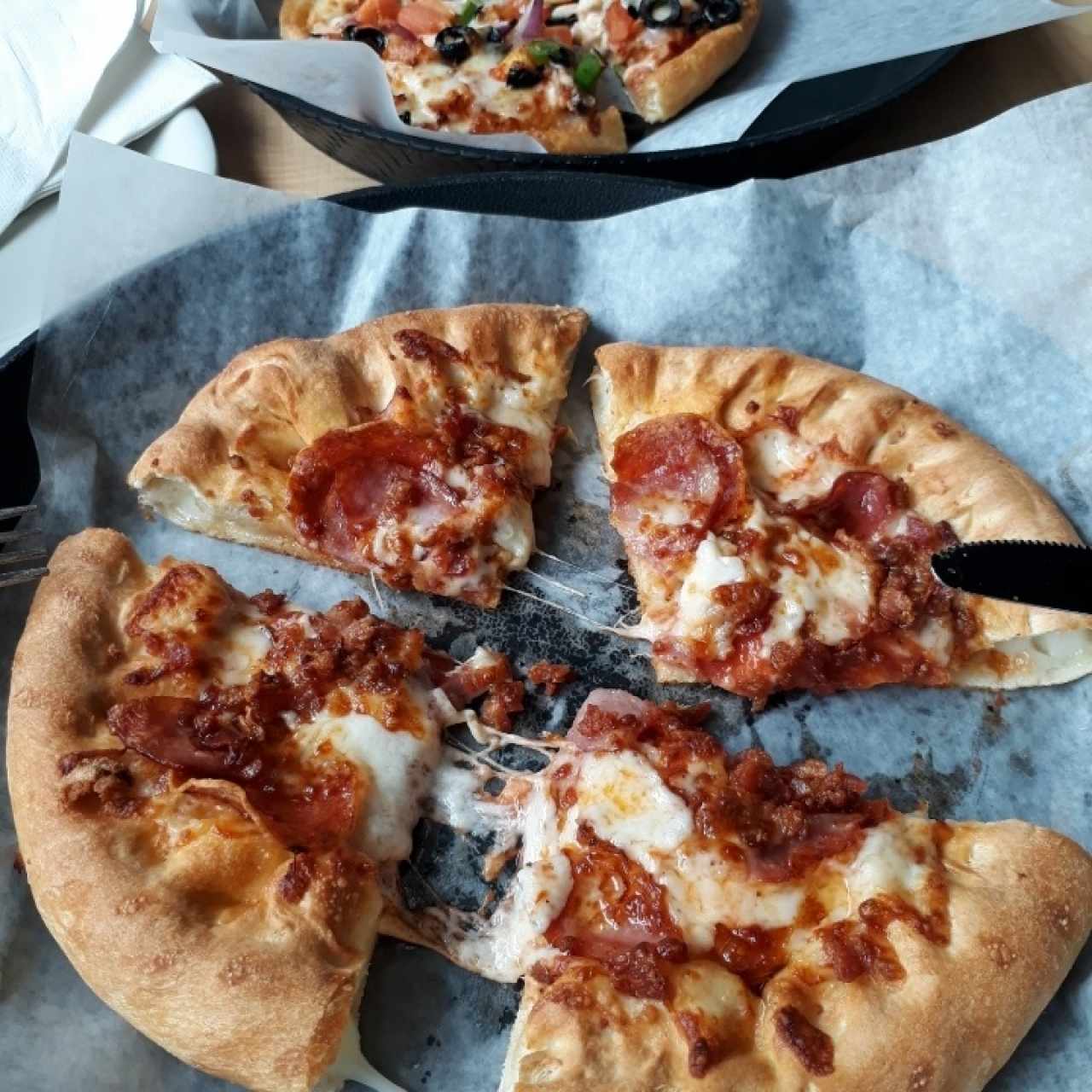 pizza personal de pepperoni,chorizo y bacon