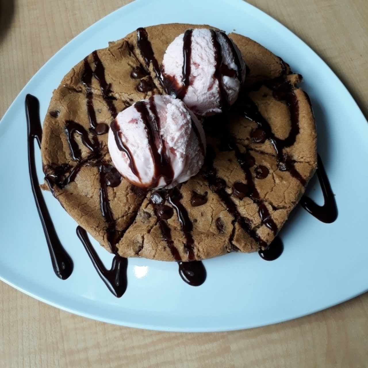 galleta de chispas de chocolate con helado de fresa