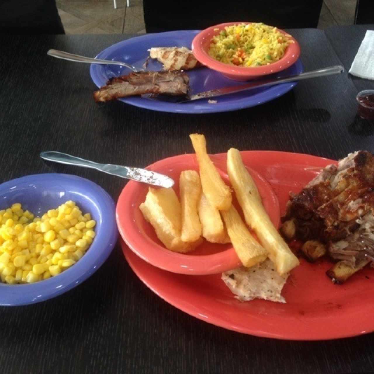 costillas caribeñas y pollo a la plancha