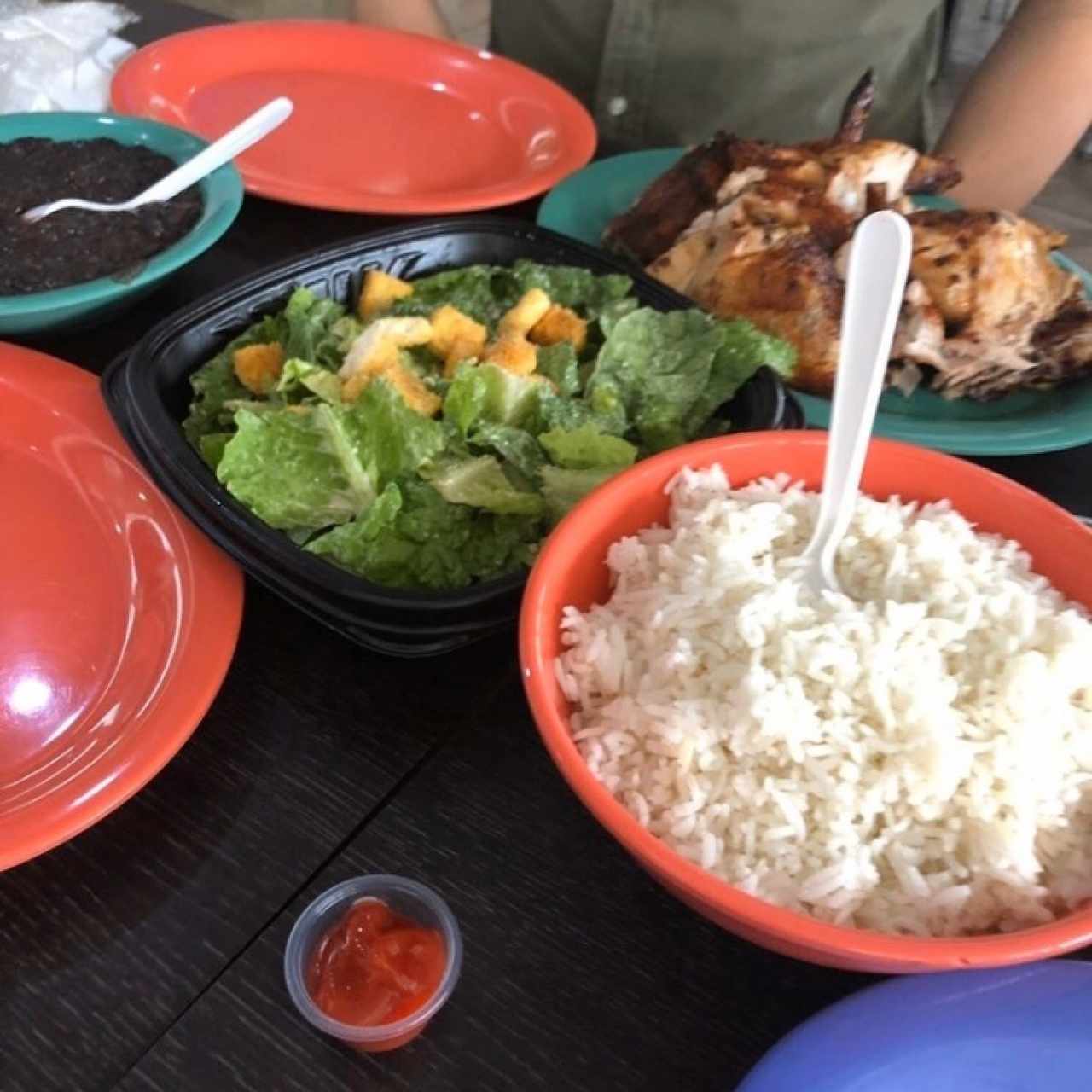 Pollo ordeado con arroz blanco, frijoles y ensalada cesar