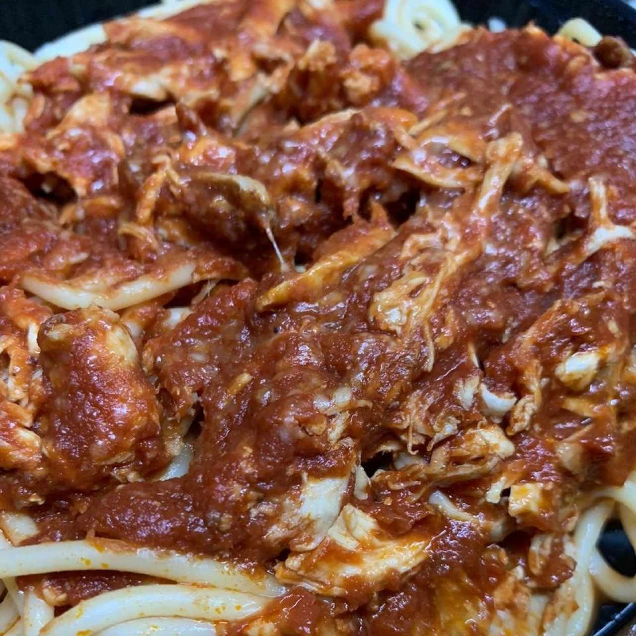 Spaghetti con pollo deshuesado