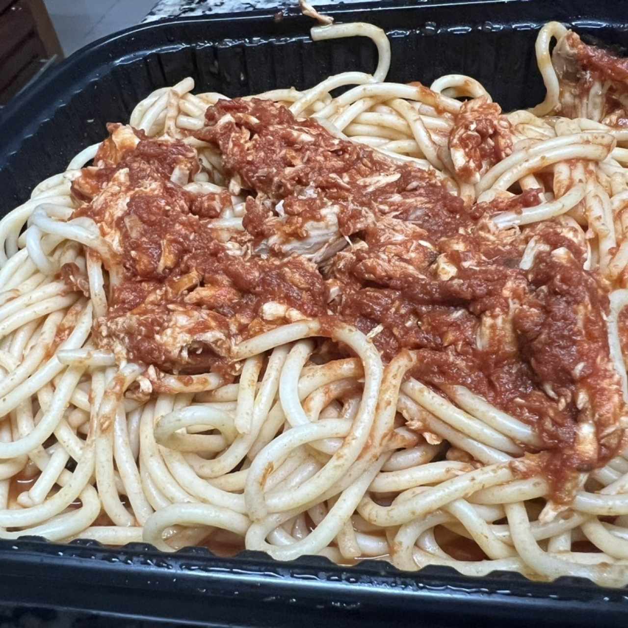 Spaghetti con pollo desmenuzado