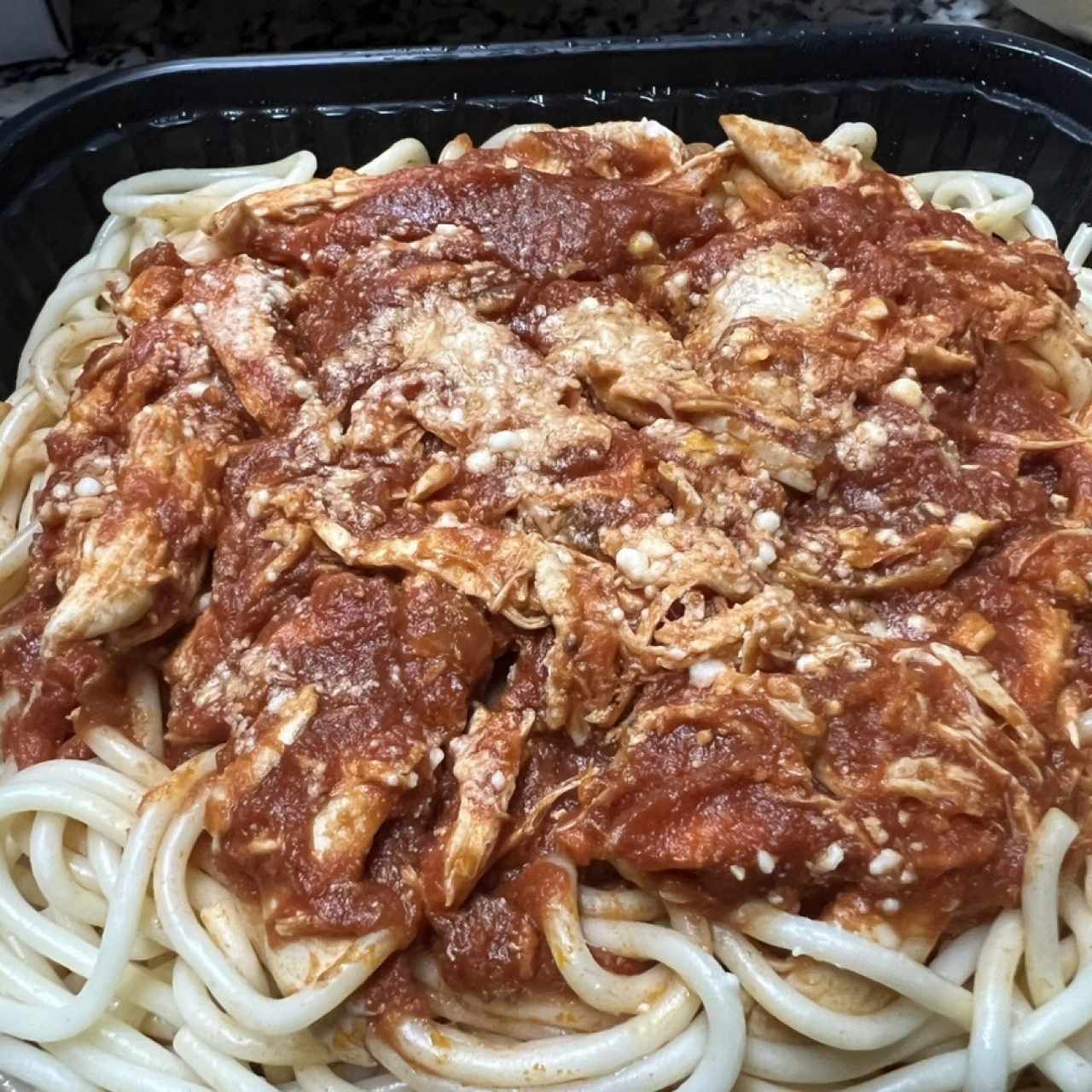 Spaghetti con polllo desmenuzado